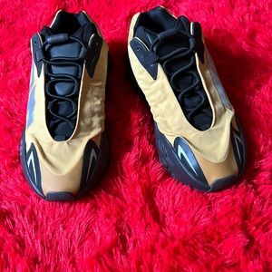 Yezzy 600 gold and black